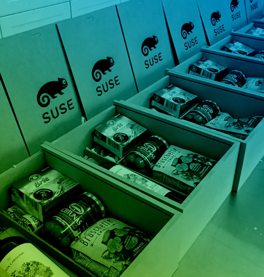 Anchetas armadas por Skål en cajas de madera marcadas con el logo de una empresa cliente